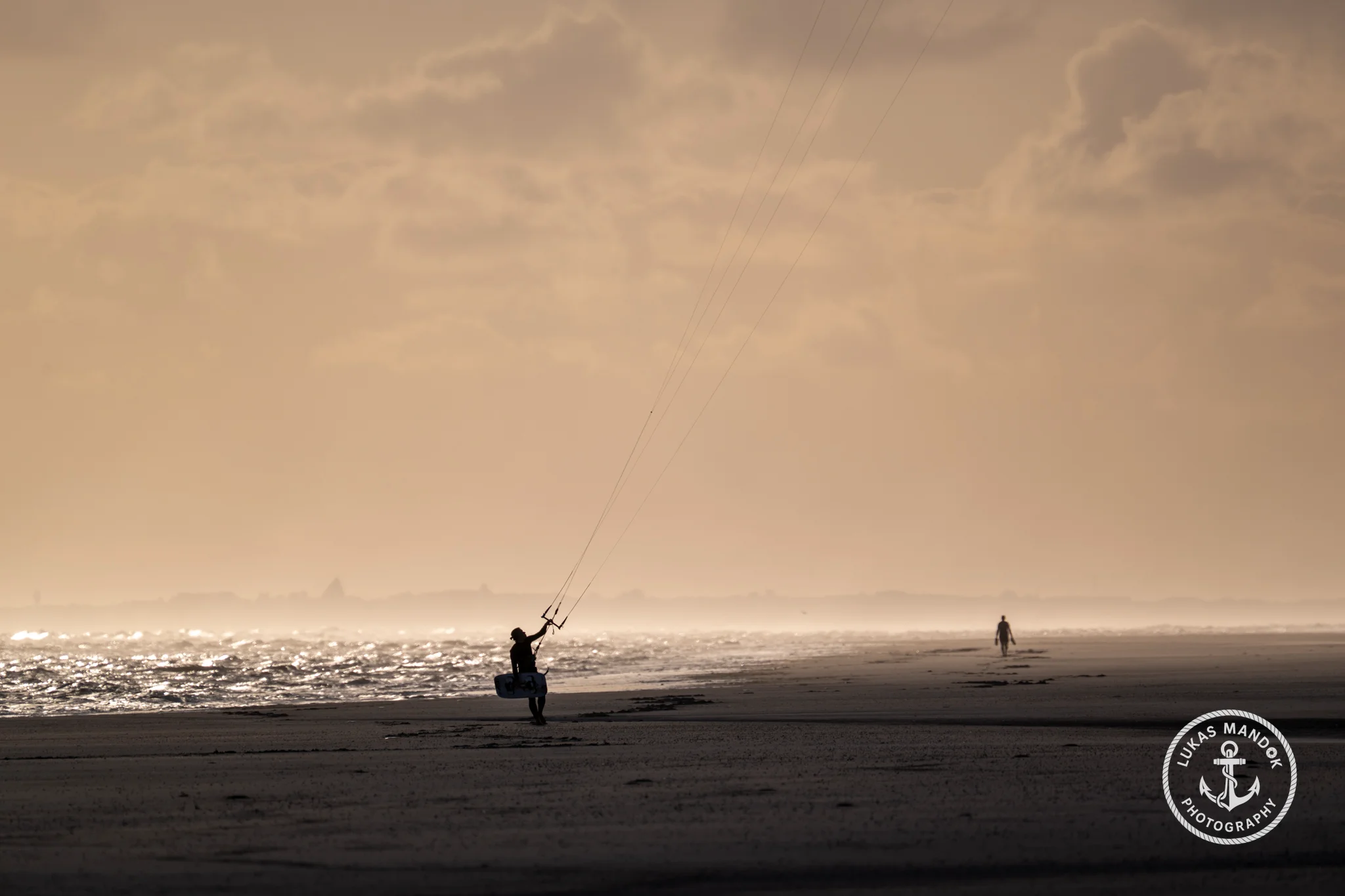 Kitesurfer am Strand