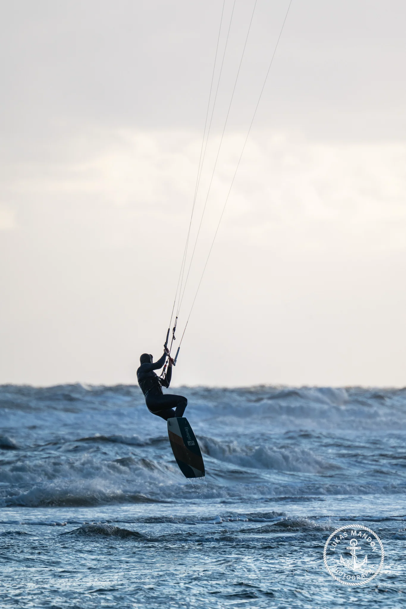 Kitesurfer in der Luft